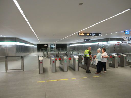 Metropolitano de Granada, Granada, Spanien, Zugangskontrolle Station Méndez Núñez