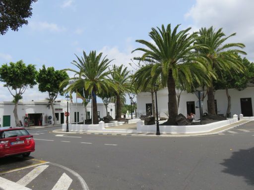 Yaiza, Lanzarote, Spanien, weiße Häuser und Palmen in Yaiza