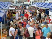 Wochenmarkt, Puerto del Carmen, Lanzarote, Spanien, Einheitliche Stände mit diversen Waren