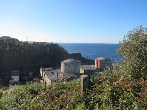 Lemoiz, Spanien, Kernkraftwerk Ruine Lemóniz, Ansicht vom Osten Parkplatz an der BI-3152