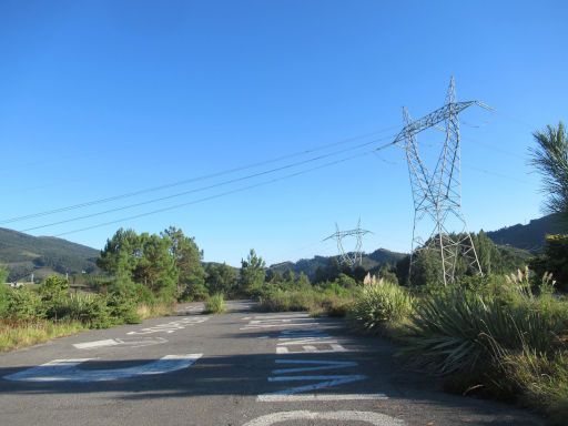 Lemoiz, Spanien, Kernkraftwerk Ruine Lemóniz, Strommasten mit Leitungen