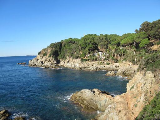 Lloret de Mar, Spanien, felsige Küste mit Wanderweg Richtung Blanes