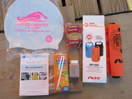 IV. Travessia Les Platges de Lloret, Schwimmwettbewerb 2024, Lloret de Mar, Spanien, Starterpaket mit Badekappe,  Keksen, Orangensaft, Gutschein von blaudeblaus, Hydrate-Me.Wash von Kevin Murphy und einer wasserfesten Tasche mit 2 Liter Volumen