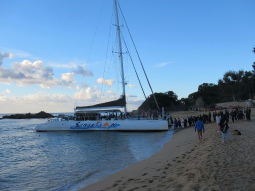 IV. Travessia Les Platges de Lloret, Schwimmwettbewerb 2024, Lloret de Mar, Spanien, Motor Katamaran zum Start 3000 m Strecke