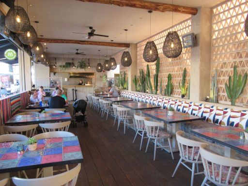 Maximiliano Restaurant Mexicà, Lloret de Mar, Spanien, offener Gastraum mit Stühlen, Tischen und Bänken