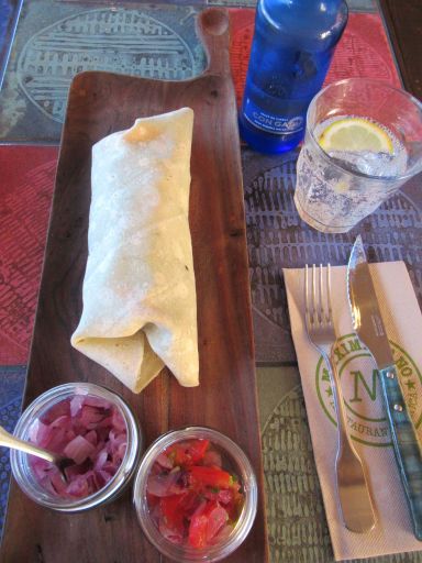 Maximiliano Restaurant Mexicà, Lloret de Mar, Spanien, Burrito mit Pulled Beef und Mineralwasser mit Kohlensäure