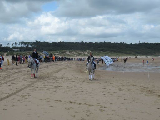 Pferderennen Derby de Loredo 2024, Loredo, Spanien, Rennstrecke auf dem Strand