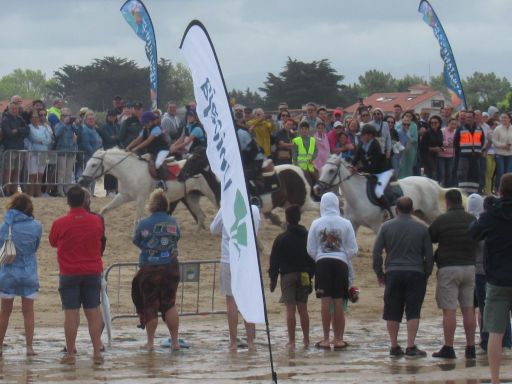 Pferderennen Derby de Loredo 2024, Loredo, Spanien, Zieleinlauf Jugendliche