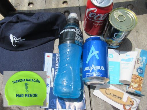 I. Travesía Solidaria Mar Menor 2024, Los Nietos, Spanien, Starterpaket mit Baseball Cap, Getränken, Oliven, Badekappe, Schlüsselanhänger und Warenproben