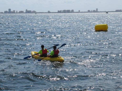 I. Travesía Solidaria Mar Menor 2024, Los Nietos, Spanien, Rettungsschwimmer im Kayak