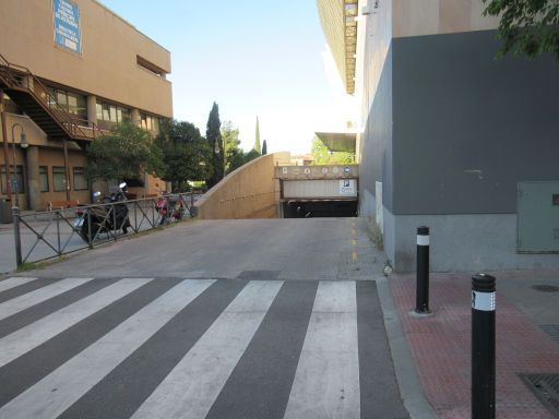 Auto Garage Parkplatz mieten, Madrid, Spanien, Einfahrt Tiefgarage in der Avenida Instiución Libre de Enseñanza ehemals Calle de los Hermanos Garcia Noblejas