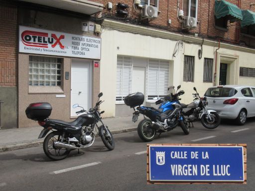 Parkraumbewirtschaftung, Madrid, Spanien, längs geparkte Motorräder, Calle Virgen de Lluc im Juli 2024