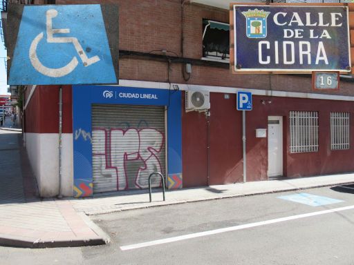 Parkraumbewirtschaftung, Madrid, Spanien, Behindertenparkplatz in der Calle de la Cidra 16, 28027 Madrid im August 2024