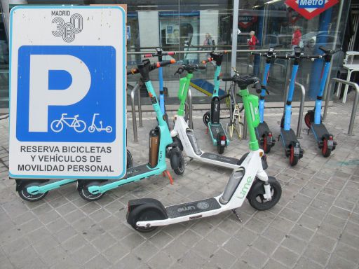 Parkraumbewirtschaftung, Madrid, Spanien, Parkplatz nur für Fahrräder und eScooter Metro Station, Anfang Oktober 2024