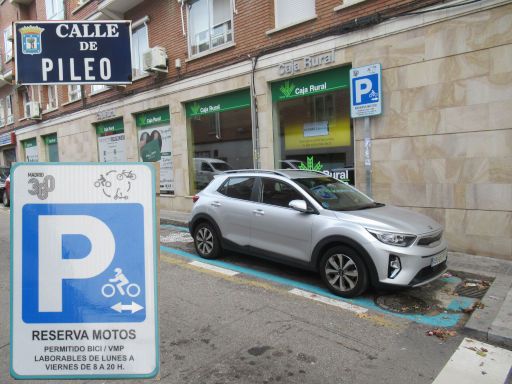 Parkraumbewirtschaftung, Madrid, Spanien, Parkplatz Motorrad, Fahrrad, eScooter in der Calle de Pileo November 2024