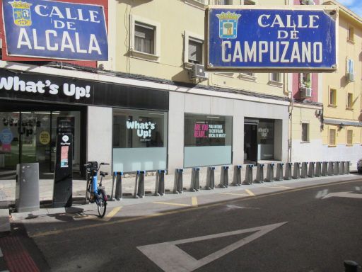 Parkraumbewirtschaftung, Madrid, Spanien, Bici Mad und Fahrradparkplatz in der Calle de Campuzano / Kreuzung Calle de Alcala im November 2024