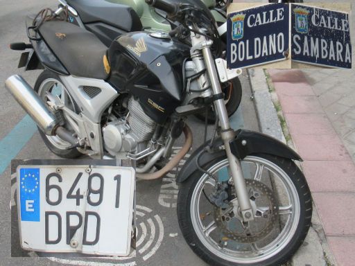 Coches fantasmas, Autowracks, Madrid, Spanien, Motorradwrack Honda CBF 250 Kennzeichen 6491 DPD in der Calle Sambara Kreuzung Calle Bolando, 28027 Madrid im Oktober 2024