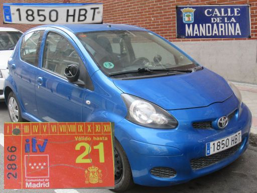 Coches fantasmas, Autowracks, Madrid, Spanien, Toyota Aygo Kennzeichen 1850 HBT, Erstzulassung Februar 2011 in der Calle de la Mandarina, 28027 Madrid im Oktober 2024