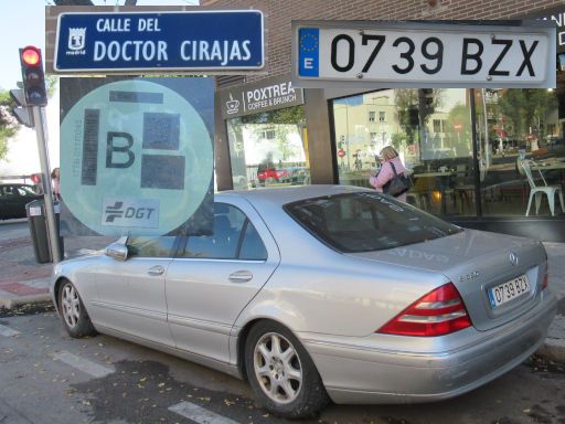 Coches fantasmas, Autowracks, Madrid, Spanien, Mercedes S-Klasse 320 Kennzeichen 0739 BZX, Erstzulassung Oktober 2002 in der Calle del Doctor Cirajas, 28027 Madrid im November 2024