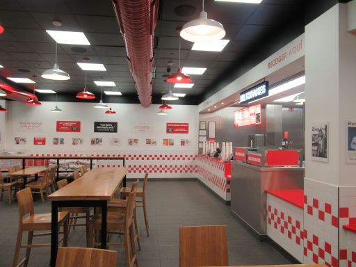 FIVE GUYS®  Burgers and fries, Madrid, Spanien, Bestellung und Abholung