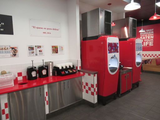 FIVE GUYS®  Burgers and fries, Madrid, Spanien, Erdnüsse, Ketchup, Mayo, Getränkeautomaten