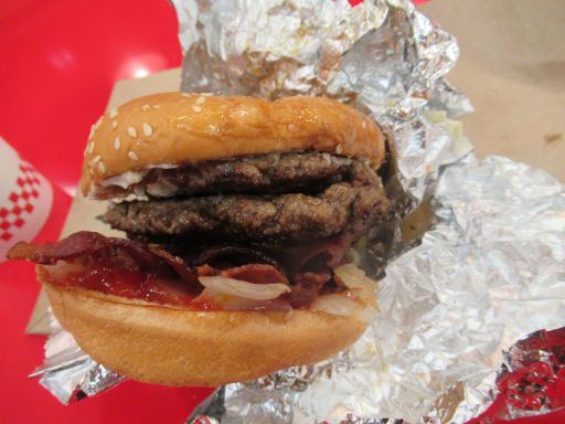 FIVE GUYS®  Burgers and fries, Madrid, Spanien, Hamburger mit Bacon und Zwiebeln und Ketchup