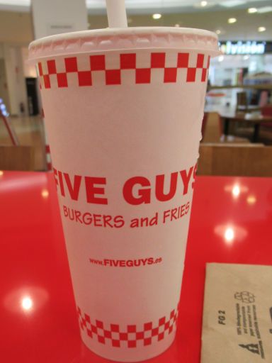 FIVE GUYS®  Burgers and fries, Madrid, Spanien, Erfrischungsgetränk mit Papierstrohhalm