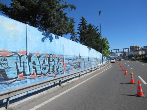 Graffiti, Madrid, Spanien, Entfernung von Graffiti an der Lärmschutzwand M-30 im April 2024