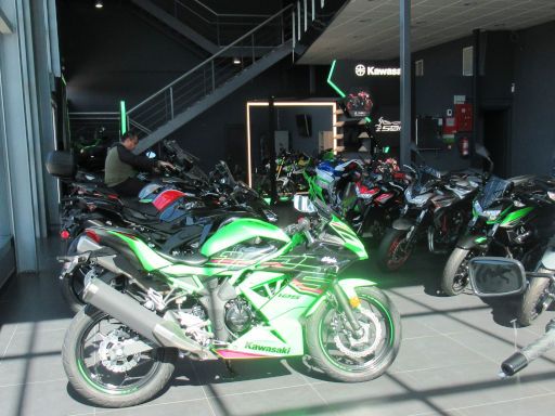 Kawasaki Xperience 2024, Madrid, Spanien, Pekus Motor KAWASAKI
Parque Empresarial La Carpetania, Avenida Ada Lovelace, 4, 28906 Getafe