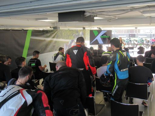 Kawasaki Xperience 2024, Madrid, Spanien, Einweisung mit Hinweisen zu der Probefahrt