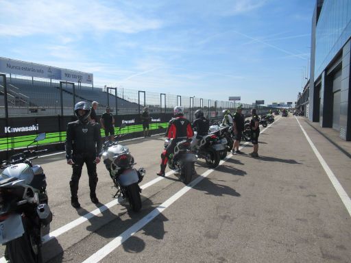 Kawasaki Xperience 2024, Madrid, Spanien, Start in der Boxengasse der Rennstrecke