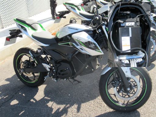 Kawasaki Xperience 2024, Madrid, Spanien, Z e-1 mit Ladegerät und Akku