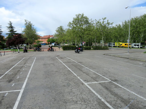 Lara Autoescuela, Fahrübungen mit Bus, Madrid, Spanien, Strecke der ersten Prüfung gerade zurück und Kurve