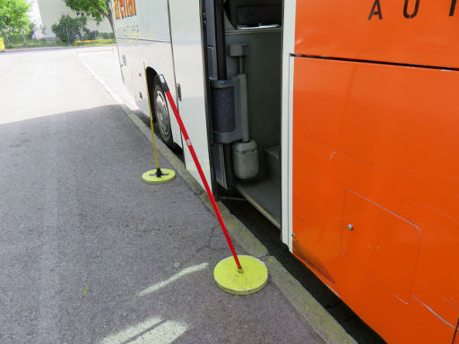 Lara Autoescuela, Fahrübungen mit Bus, Madrid, Spanien, Tür knapp innerhalb der Markierungen