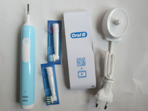 Media Markt®, Madrid, Spanien, Oral-B Pro Series 1 elektrische Zahnbürste, zwei Bürsten, Bedienungsanleitung und Ladegerät