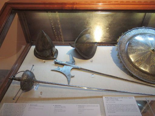 Museo Naval, Madrid, Spanien, Helme und Waffen