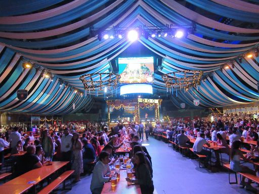 Oktoberfest 2023, Madrid, Spanien, Festzelt mit Tischen und Bänken