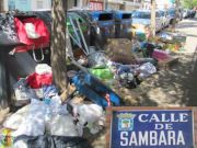 Residuos en calle - Müll in den Strassen, Madrid, Spanien, Calle de Sambara 153, 28027 Madrid im August 2024