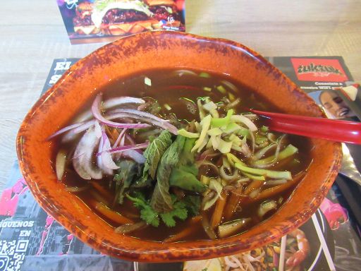 Madrid, Spanien, tuk tuk Asian Street Food, Mittagsmenü Vorspeise Vietnamesische Suppe mit Rindfleisch