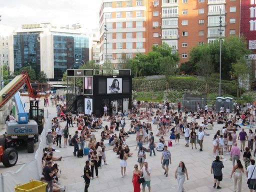 Taylor Swift Konzert 2024 Stadion Santiago Bernabeu, Madrid, Spanien, Fans auf dem Platz vor dem Stadion