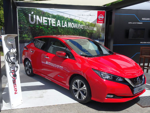 VEM Elektrofahrzeug Messe, 2019, Madrid, Spanien, Nissan Leaf Modelljahr 2019 und wallbox Ladestation