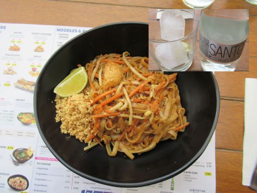 Plaza Mayor Einkaufszentrum, Málaga, Spanien, Pad Thai Wok® mit Pad Thai Gkai und Mineralwasser