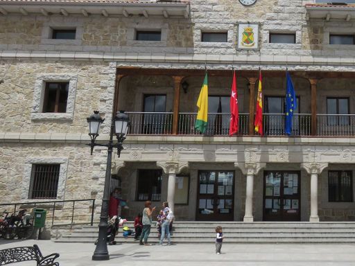 Manzanares El Real, Spanien, Rathaus am Plaza del Pueblo