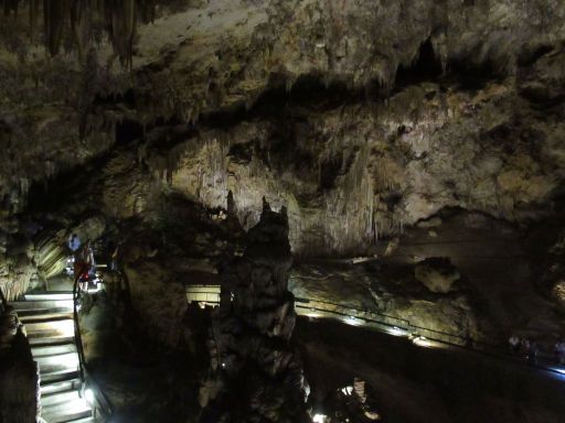 Cueva de Nerja, Maro, Spanien, beleuchtete Wege in der Höhle