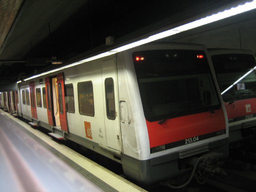 Nahverkehr, U–Bahn, Straßenbahn, S–Bahn, Bus, Fahrräder, Barcelona, Spanien, S–Bahnen in der Station Almeda