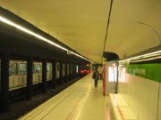 Nahverkehr, U–Bahn, Straßenbahn, S–Bahn, Bus, Fahrräder, Barcelona, Spanien, Metro Linie 3 Station Drassanes