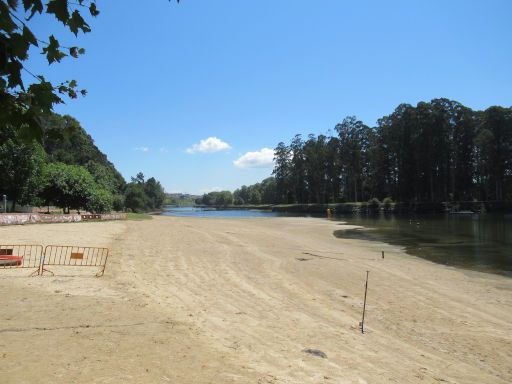 II Travesía a nado Río Lérez, 2024 Schwimmwettbewerb,  Pontevedra, Spanien, Strand /  Praia fluvial de Monte Porreiro