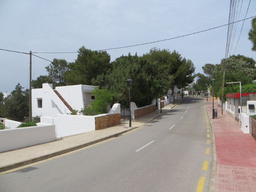 Portinatx, Ibiza, Spanien, Hauptstraße entlang der Bucht