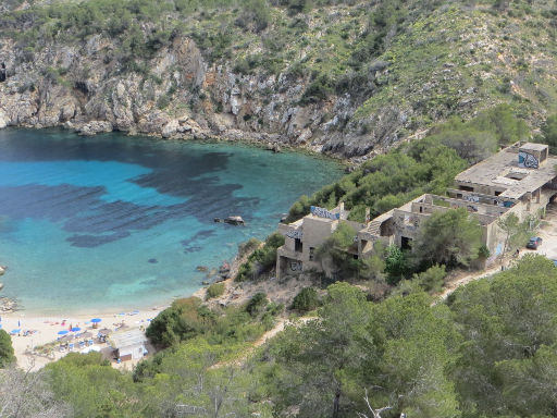Portinatx, Ibiza, Spanien, Cala d’en Serra mit Geisterhotel