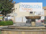 Pozo Alcón, Spanien, Springbrunnen Kreisverkehr im Zentrum